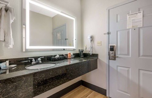 Jeffersontown Hotel | Clarion Pointe Louisville East