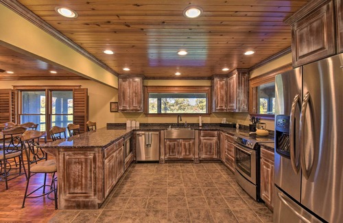 Clarkesville Cabin | Clarkesville Ranch Cabin w/Screened-In Porch!