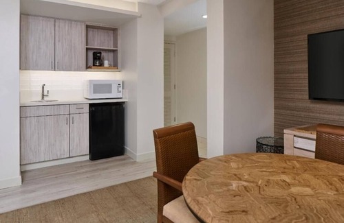 Diamond Head - Kapahulu - St. Louis Hotel | Classic 1-Bedroom Suite | Kaimana Beach Hotel | Steps to the Beach