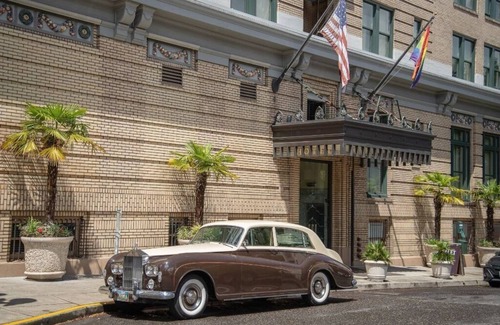 Goose Hollow Apartment | Classic and Elegant Studio Suite in Prime Location