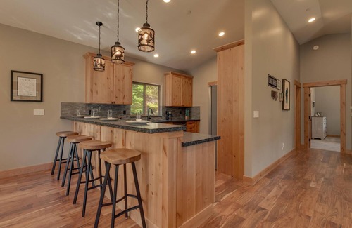 Tahoe Paradise House | Classic Arcade, Foosball, Telescope, Built in 2020, Spa + 10mins to Lake – Paradise Point