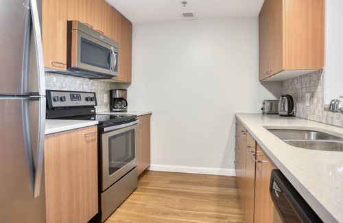 Cambridgeport Apartment | Classic Central Square 1BR w/ W/D & Gym, by Blueground
