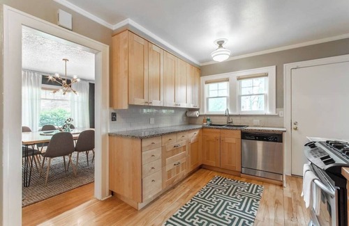 Richmond House | Classic Craftsman - King Beds - Steps to Hawthorne