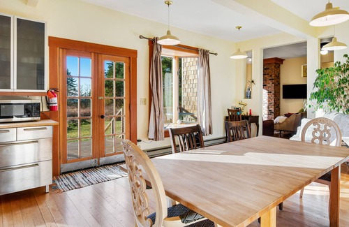 Lopez Island House | Classic farmhouse with front porch & amazing sunset views - walk to town