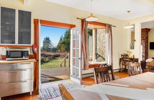Lopez Island House | Classic farmhouse with front porch & amazing sunset views - walk to town