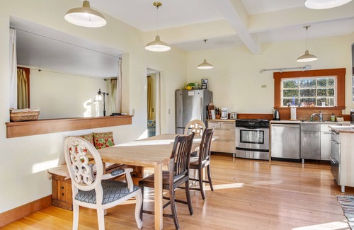 Lopez Island House | Classic farmhouse with front porch & amazing sunset views - walk to town