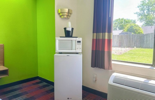 Parkway Village Hotel | Classic Inn By Townhouse American Way Memphis I 240