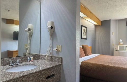 Parkway Village Hotel | Classic Inn By Townhouse American Way Memphis I 240