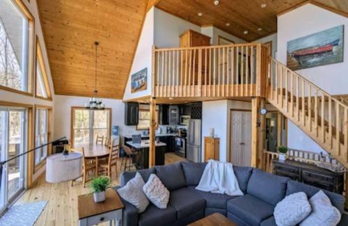 Bala Cottage | Classic Muskoka Getaway - Hot Tub, Private Beach, Firepit & View!