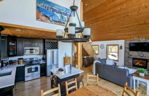 Bala Cottage | Classic Muskoka Getaway - Hot Tub, Private Beach, Firepit & View!