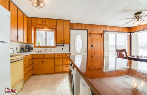 Harrison House | Classic on The Lake, Clean+Quiet, Private Dock, Full kitchen, WIFI+ROKU, Laundry