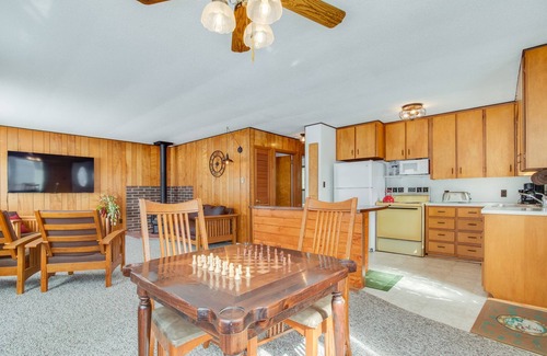 Harrison House | Classic on The Lake, Clean+Quiet, Private Dock, Full kitchen, WIFI+ROKU, Laundry