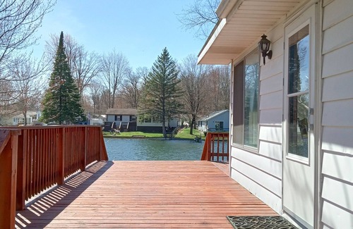 Harrison House | Classic on The Lake, Clean+Quiet, Private Dock, Full kitchen, WIFI+ROKU, Laundry