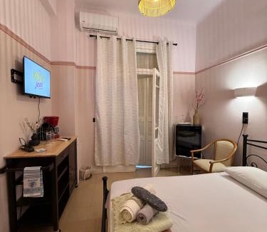 Loutraki-Agioi Theodoroi Apartment | Classic room in the center