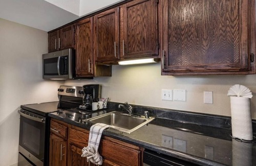 Biggs Field Hotel | Classic Unit – Full Kitchen, Outdoor Pool & Pet-Friendly