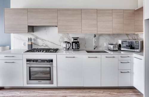 West Loop Gate Apartment | Classic West Loop 1BR w/ Pool, Gym & Lounge, nr L, by Blueground
