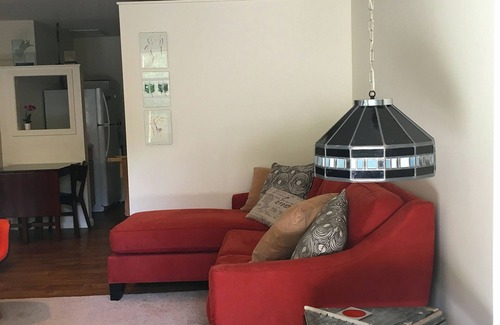 Marshall Apartment | Classy-artsy glass artist studio apartment