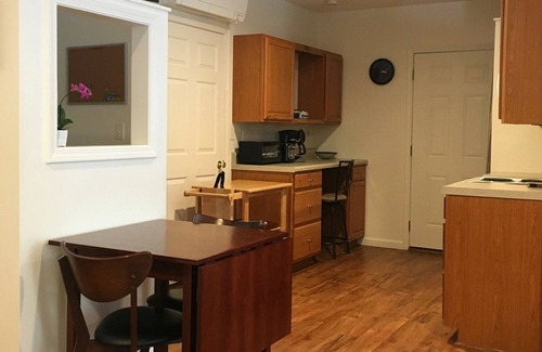 Marshall Apartment | Classy-artsy glass artist studio apartment