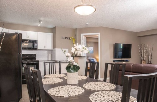 East Kootenay Apartment | Classy Comfort | Outdoor Pool/Hot Tub | PS3 | Gym