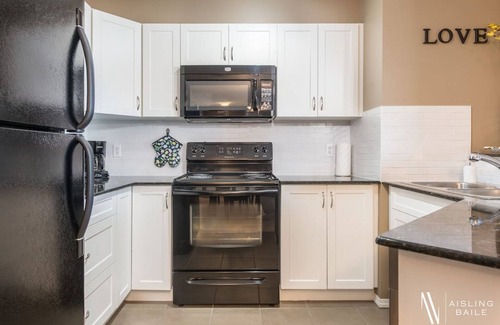 East Kootenay Apartment | Classy Comfort | Outdoor Pool/Hot Tub | PS3 | Gym