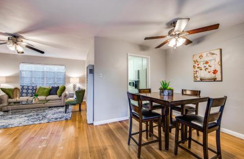 Uptown Apartment | Classy Mid-Century Townhome in Alamo Heights