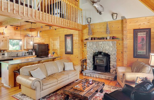Cle Elum House | Cle Elum Mountain Cabin w/Hot Tub & Hiking!