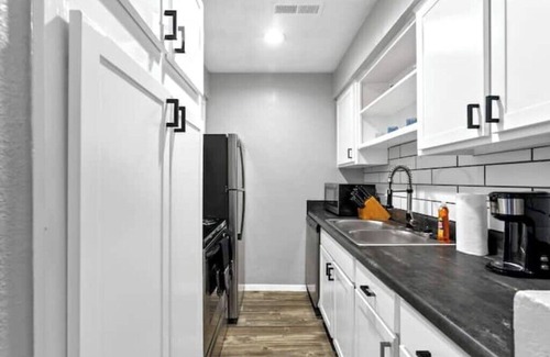 Central Arlington Apartment | Clean 2 Min To AT&T Stadium Sleeps 8 FREE Parking
