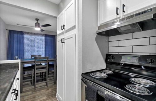 Central Arlington Apartment | Clean 2 Min To AT&T Stadium Sleeps 8 FREE Parking