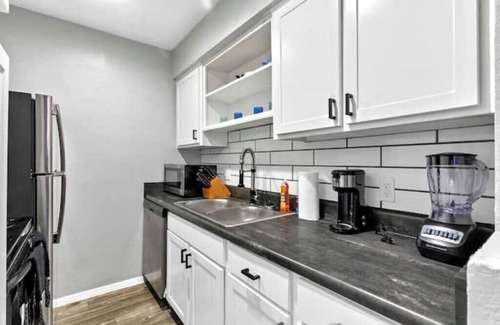 Central Arlington Apartment | Clean 2 Min To AT&T Stadium Sleeps 8 FREE Parking