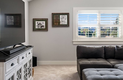 Lake Shore House | Clean and Comfortable Family Stay Close to Everything!