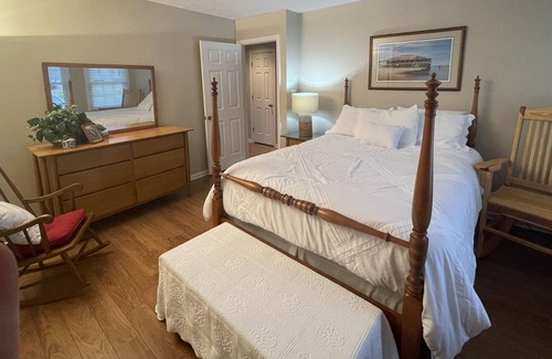 Houndslake House | Clean Bright Newly Renovated Home