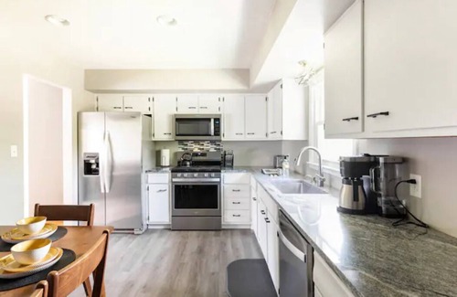 Lexington House | Clean & Comfortable 4BR/2Bath w/King Suite located in Lexington, KY