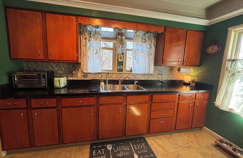 Kenosha House | Clean, cozy, convenient 2-bed with AC, WiFi, sauna 3 blocks from Lake Michigan