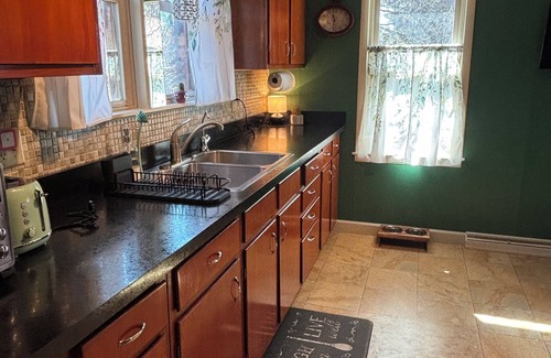 Kenosha House | Clean, cozy, convenient 2-bed with AC, WiFi, sauna 3 blocks from Lake Michigan