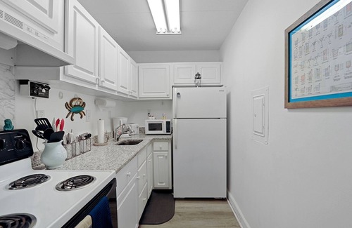 Rehoboth Beach Condo | Clean/Cute Efficiency Ocean Views w/Pool & Parking