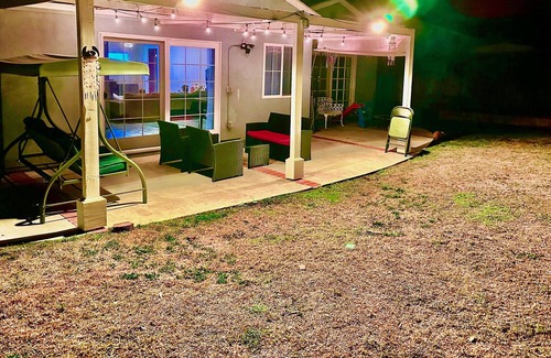 West Hills House | Clean house, close to Universal, CSUN and Beaches, free Netflix and prime video