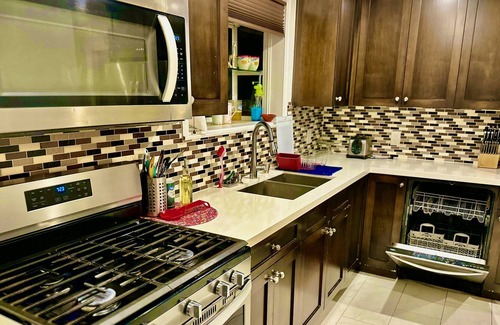 West Hills House | Clean house, close to Universal, CSUN and Beaches, free Netflix and prime video