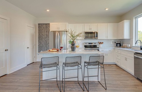 Whitebridge House | Clean Slate 5631- Sleeps 8