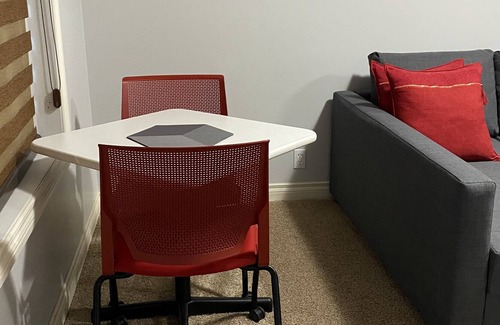 Bridlewood House | Clean & Spacious Suite minutes from Spruce Meadows