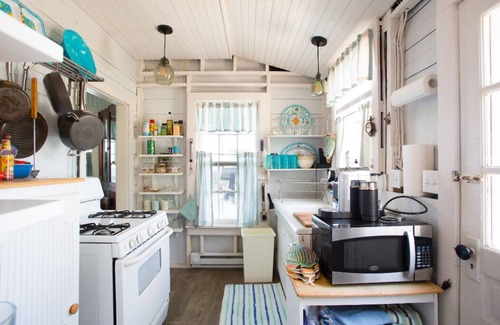 Gloucester House | Clean Waterfront Classic Cottage with Private Beach