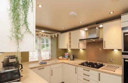 Sandsend Cottage | CLEMATIS COTTAGE, pet friendly, character holiday cottage in Whitby