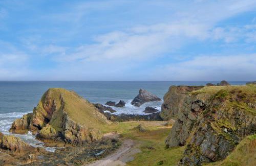 Buckie Apartment | Cliff Top Cottage with Sea Views