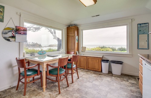 Coos Bay House | Cliffside Lighthouse Beach Home w/Ocean View