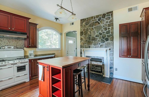 Afton House | Clonmel Acres: Private Pond + Hot Tub + Mtn Views