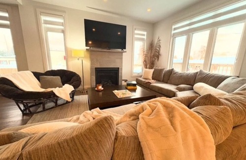 Meaford House | Close to Blue Mountain Sleeps 8+