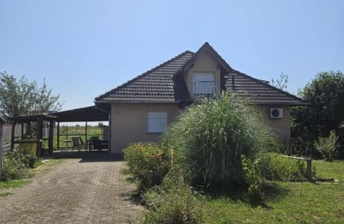 Slavonski Brod House | Close to highway, private parking, entire property only for you.