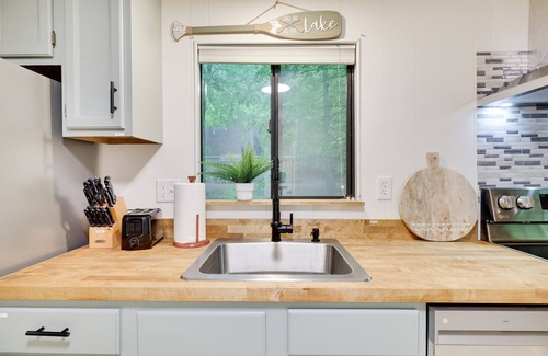 Locust Lake Village Cabin | Close to Lake-Firepit-Hot Tub- Casinos-Fireplace- Kayaks-Bikes
