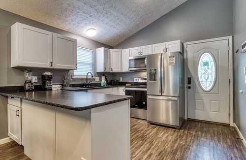 Pigeon Forge Ski Chalet | Close to Pigeon Forge and Dollywood One Story 2 bedroom dog Friendly