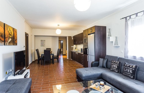 Houdetsi Villa | Close to Sandy Beach & Amenities