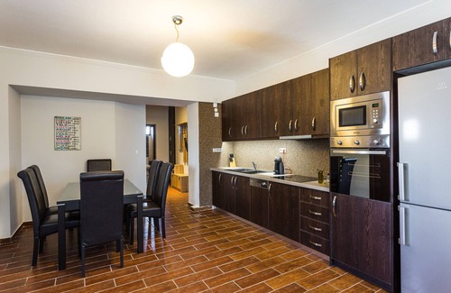 Houdetsi Villa | Close to Sandy Beach & Amenities